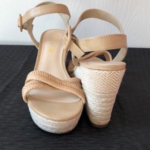 👠Unisa Tan platform sandals NWT SZ 9.5